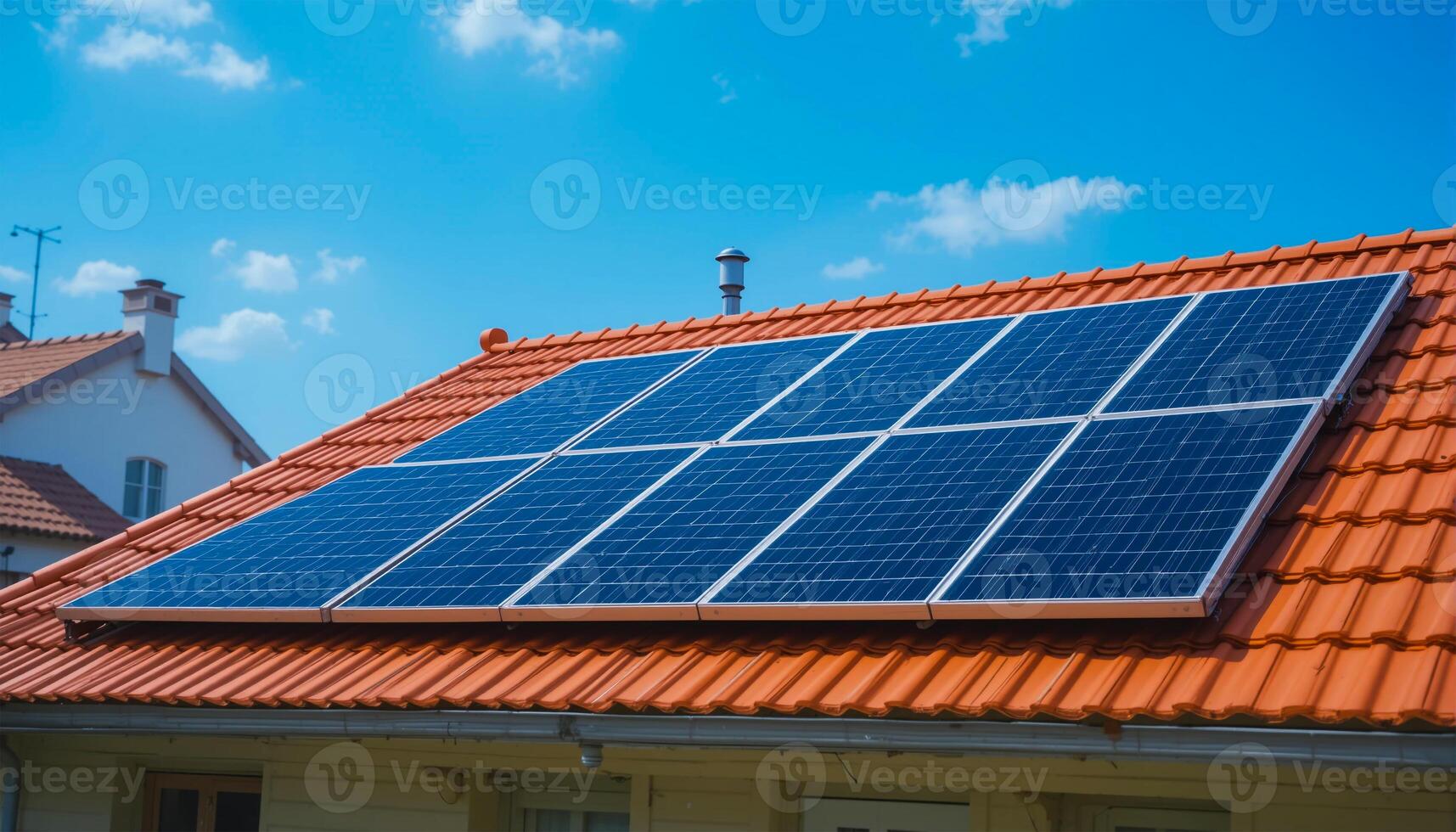 Panneaux solaires photovoltaïques sur un toit résidentiel